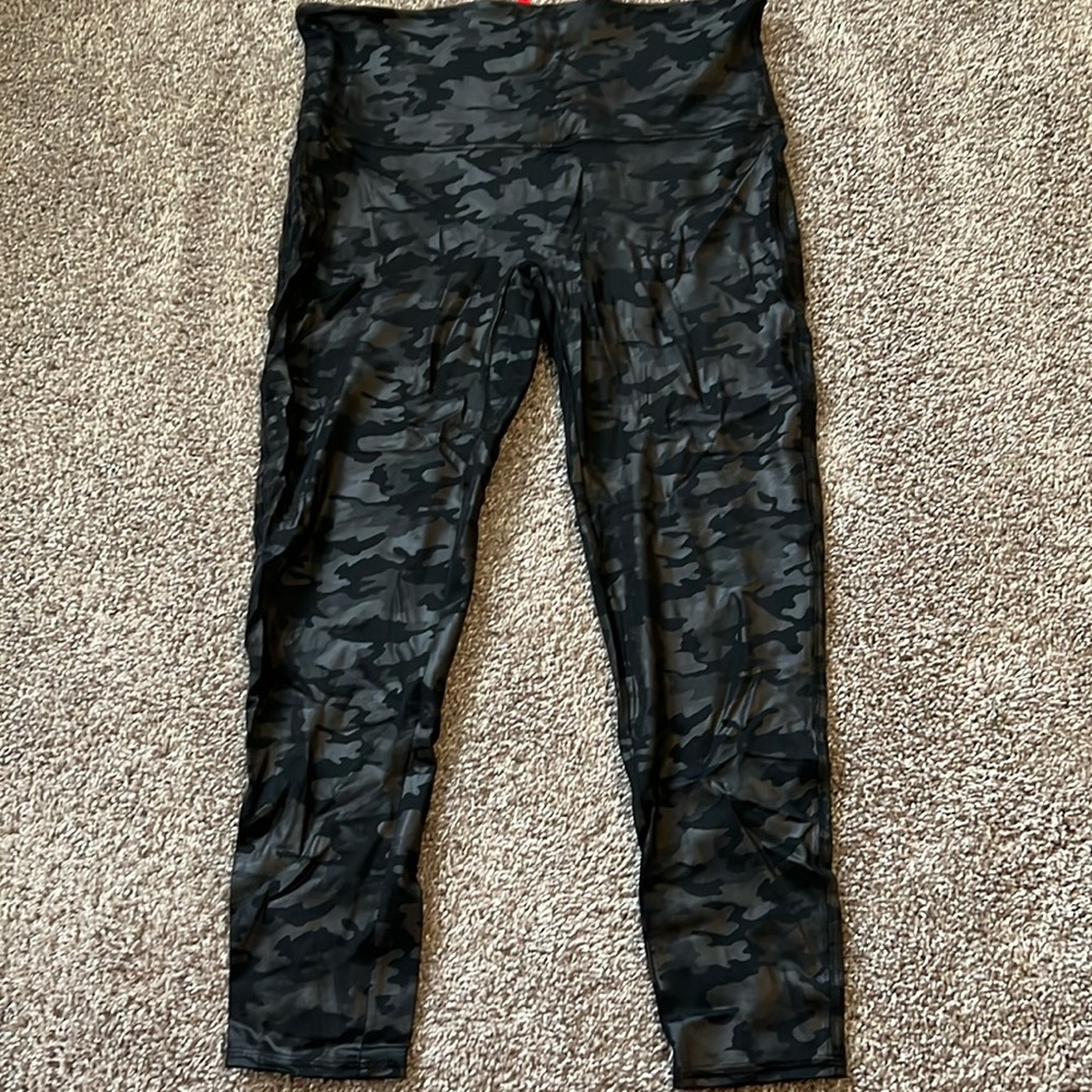 NWOT SPANX Black Camo Leggings